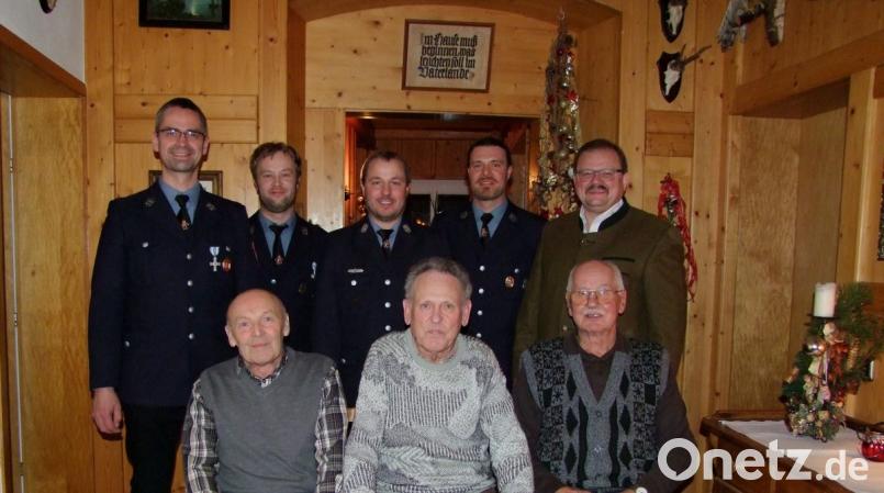 Treue Mitglieder der Wehr werden geehrt (vorne von links): Michael Hottner für 40, Robert Daubitzer für 60 Jahre, Hans Reger wird Ehrenmitglied. Mit im Bild (hinten von links) Vorsitzender Markus Gmeiner, sein Stellvertreter Markus Walter, Kommandant Josef Richtmann, stellvertretender Kommandant Wolfgang Lindner, Bürgermeister Alfred Stier. Bild: exb