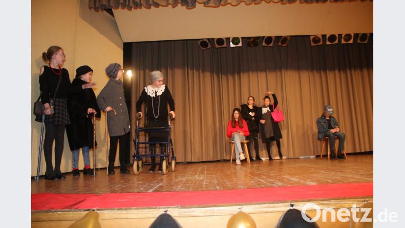 Etwas zu viel Alkohol hatte "D´Mama" (Sophie Rubner) auf der Beerdigung erwischt und so gingen glatt die Zugtickets verloren. Bild: sne