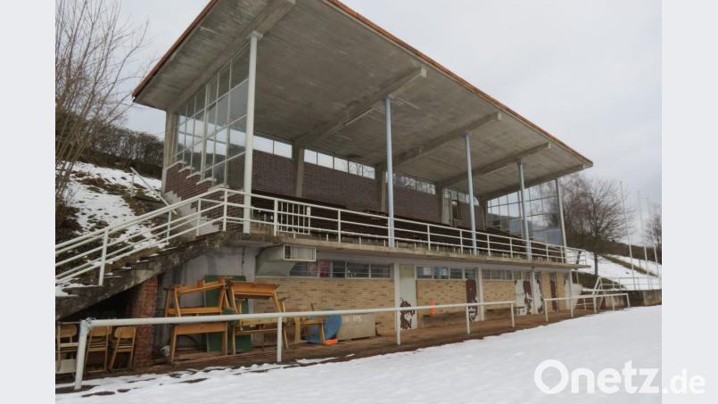 An der Tribüne sind bauzeitliche Mängel zu beheben sowie die Installation, Beheizung, Dämmung, Fensterelemente, Gläser, Sitzflächen und Treppenanlagen zu erneuern. Bild: kö