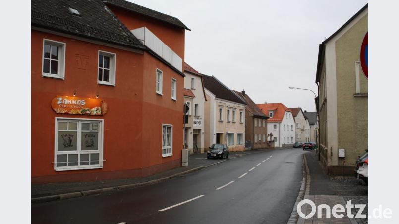 Der Gehsteig beim „Zakko&#039;s“ misst nur 75 Zentimeter: zu wenig für Kinderwägen und Rollstuhlfahrer. Inwieweit hier die Fahrbahn zugunsten eines breiteren Trottoirs verengt werden kann, will die Stadt prüfen lassen. Bild: bjp