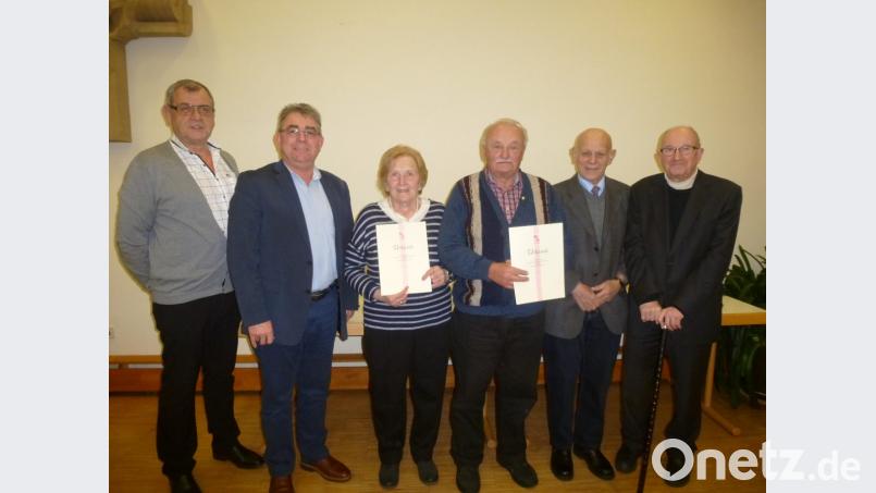 Die KAB Freihung ehrt langjährige Mitglieder (von rechts): Präses Bernhard Huber, Vorsitzender Manfred Fritsche, Alfons Merkl, Erna Rumpler, Bürgermeister Norbert Bücherl und Georg Fritsche. Bild: bk