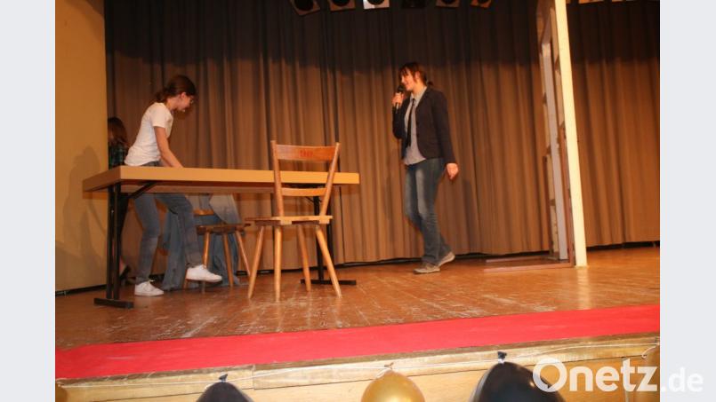 Lehrer Schmidt (Katharina Uhl) dankte Hausmeister André Wächter (Viktoria Woods) für die kompetente Vertretung. Bild: sne