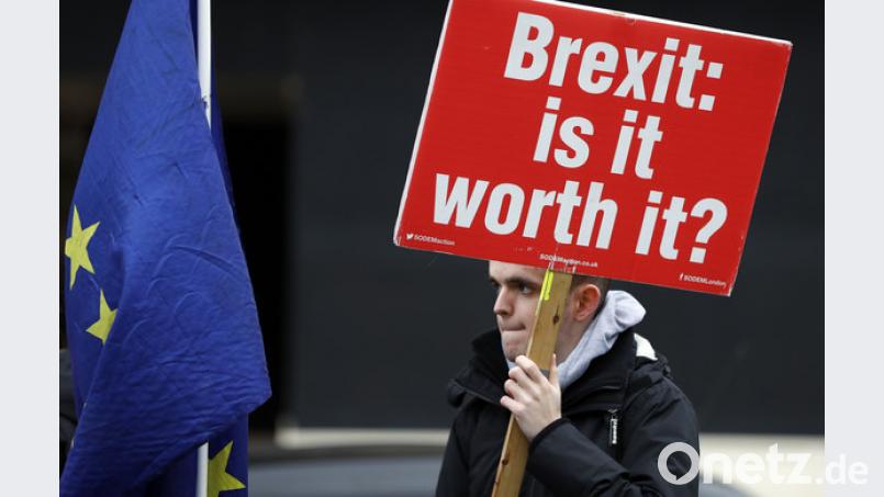 &quot;Brexit, ist es das wert?&quot;, will dieser Demonstrant wissen. Der britische Oppositionschef Corbyn hat bei der Debatte über den Misstrauensantrag gegen die Regierung von Premierministerin Theresa May am Mittwoch eine Neuwahl gefordert. Bild: Frank Augstein/AP/dpa