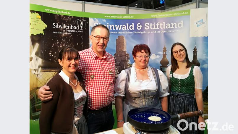 Das Team um (von links) Gerlinde Reisenecker (Sibyllenbad), Alfons Schnurrer (Fremdenverkehrsverein Neualbenreuth), Gerlinde Lang (Campingplatz Großbüchlberg) und Nina Lang (Steinwald-Allianz) präsentiert das Stiftland und den Steinwald bei einem Stand in Chemnitz. Bild: ckl