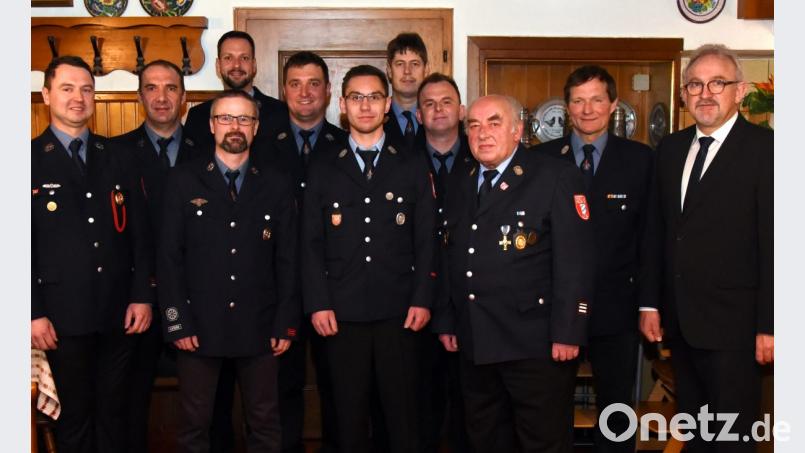 Im Gasthaus Schedl bestimmte die Feuerwehr Wurz ihre neue Führungsspitze um den neuen Vorsitzenden Thomas Stock (Zweiter von links) und Stellvertreter Bernhard Weidner (Fünfter von rechts). Bild: bgm