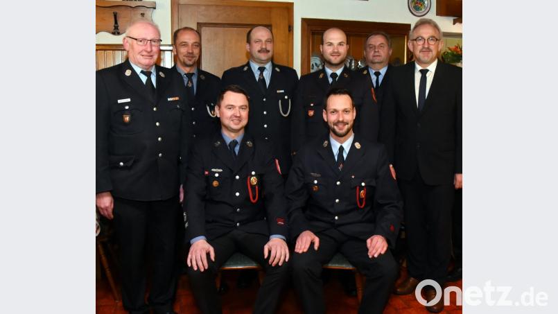 Stefan Stangl (vorne, rechts) ist der neue Kommandant der Feuerwehr Wurz, Andreas Franz (vorne links) ist der neue Stellvertreter. Bild: bgm
