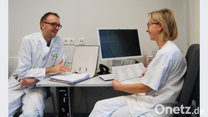 Dr. Thorsten Heider mit "MS Nurse" Marion Fuchs bei der Koordinierung der Termine. Bild: Klinikum/Uschold