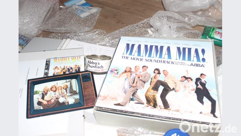 Neben Autogrammkarten, LPs und CDs der Popgruppe finden sich in der Ausstellung ebenfalls Gegenstände mit dem Schriftzug „Abba“. So auch Fischkonserven eines schwedischen Unternehmens. Bild: luk