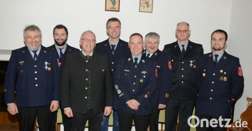 Von links: Kassier Werner Grünthaler, seinstellv. Philipp Strobel, Bürgermeister Winfrid Franz, Schriftführer Hans Pickelmann, Kommandant Matthias Luber, KBI Hans Sperber, Vorstand Stefan Regler und 2. Kommandant Johannes Neidel Bild: ker