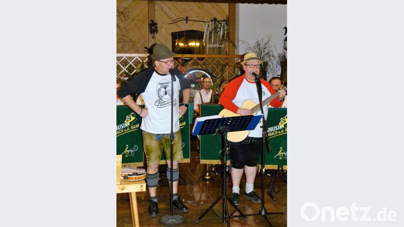 Das Duo Schmarrnkerl &amp; Funkerl sorgte mit ihrer Gaudi-Musik für beste Stimmung im Kollersaal. Bild: kga