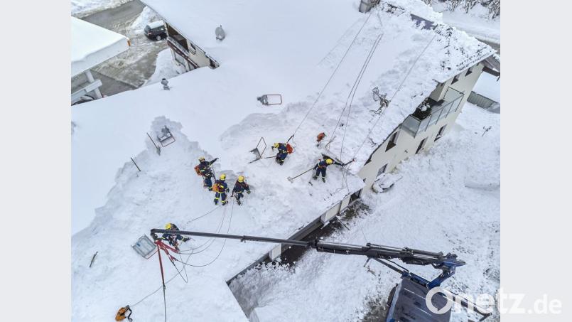 Ein THW-Kran sichert die Helfer auf den Dächern vor dem Absturz. Bild: Media Team/THW LV Bayern