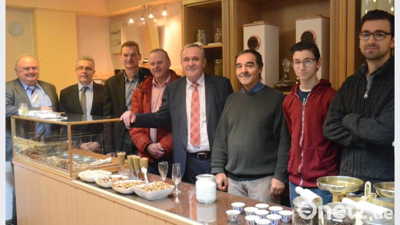 Mohammad Tarek Hajj Younis (Dritter von rechts) freut sich besonders auch auf Kundschaft, die sich auf Tradition und Geschmack des Orients einlassen will. Bild: Kunz