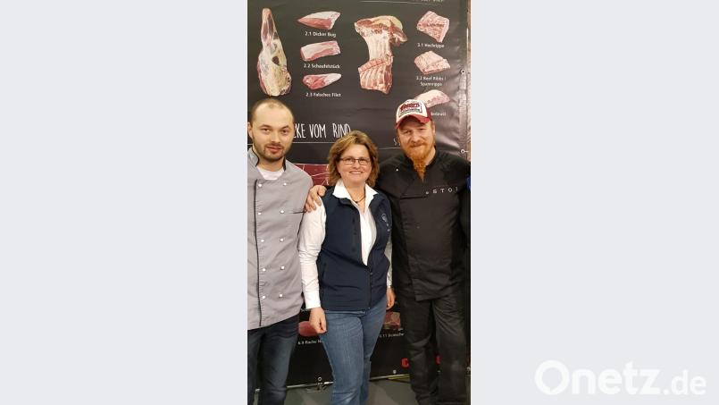 Michael Schieder (links) vom Landhotel &quot;Goldenes Kreuz&quot; in Saubersrieth und Erika Sauer aus Burgtreswitz treffen bei der Fachmesse HOGA in Nürnberg auf Starkoch Ludwig Maurer. Bild: exb