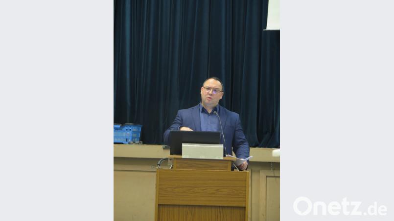 Konrektor Holger König informiert die Neuntklässler und ihre Eltern über ihre schulischen und beruflichen Möglichkeiten nach dem Realschulabschluss. Bild: jzk