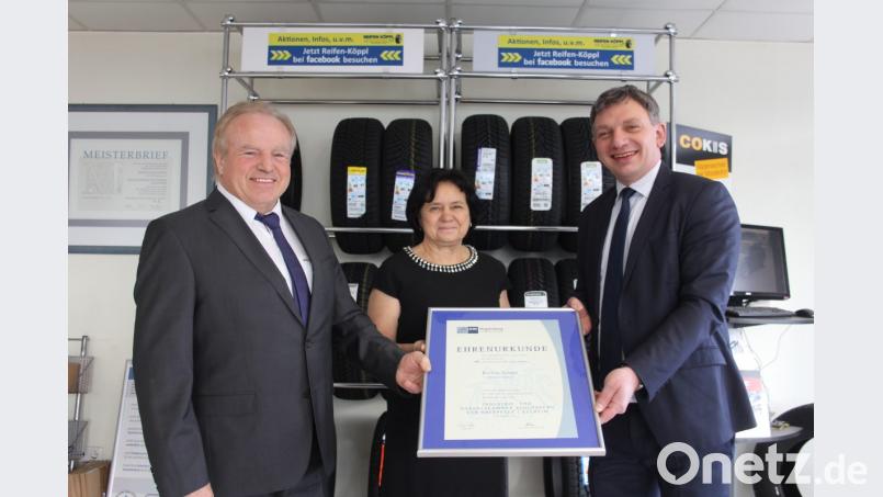 IHK-Geschäftsführer Manuel Lischka (rechts) überreichte Christa und Alois Köppl die Ehrenurkunde zum Firmenjubiläum. Bild: frd