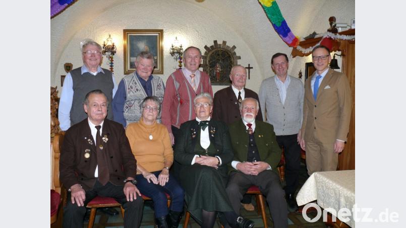 Die Führungsspitze der Eghalanda Gmoi – sitzend (von links) Josef Heinz, Hannelore Ouast, Elfriede Fastner und Rudolf Hannawald und stehend (von links) Friedolin Gans, Edmund Bittner, Josef Walenta, Helmut Ziegler, Alois Fischer und Bürgermeister Bernd Sommer. Bild: kgg