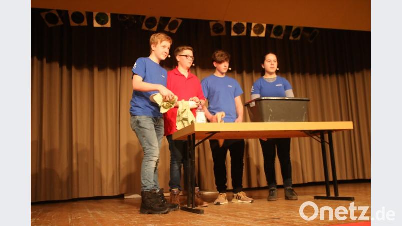 Wer beim Helferabend der Kirchengemeinde so alles aufkreuzt - darüber wundern sich Marus und Katharina Eibel, Dominik Stamm und Korbinian Graser. Bild: sne