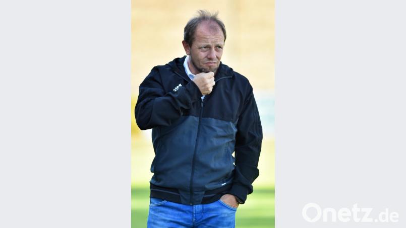 Knifflige Aufgabe für Adi Götz: Der Ex-Coach des SV Schwarzhofen hat den Auftrag, die U15-Junioren des SSV Jahn vor dem Regionalliga-Abstieg zu retten. Bild: A. Schwarzmeier
