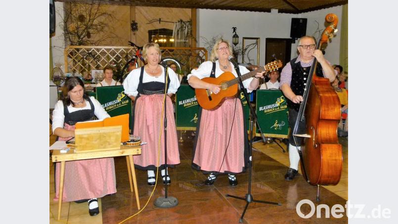 Moderatorin Doris Kraus zeigte mit ihren Oberpfälzer Moidl&#039;n mit dem Bert ihr musikalisches Können. Bild: kga