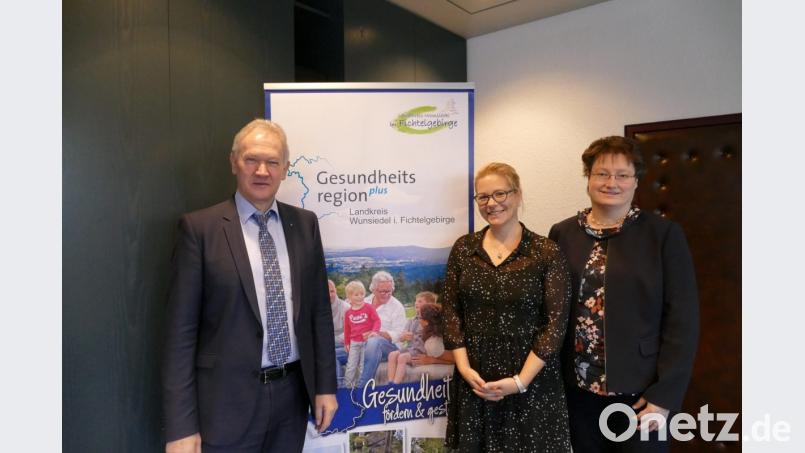 Landrat Dr. Karl Döhler dankt Nina Ziesel (Mitte) und Martina Busch für ihre Arbeit. Bild: exb