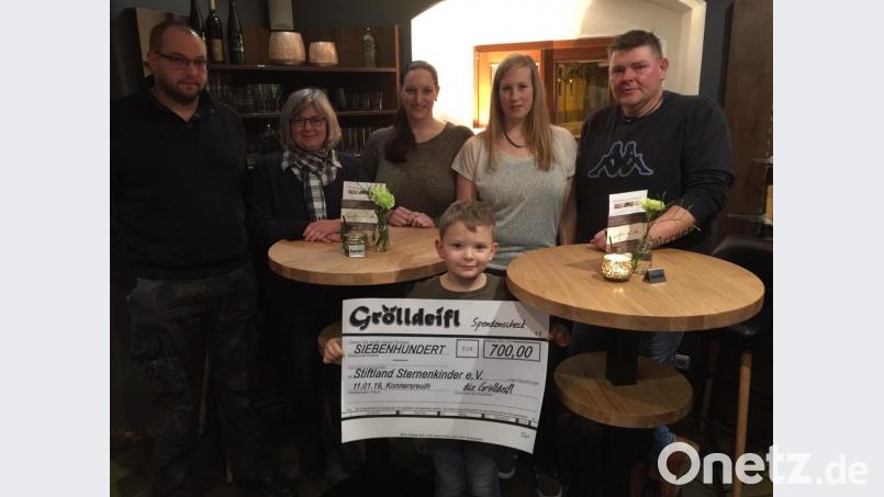 Die Spendenübergabe mit (von links) Thorsten Hecht, Silke Rosner, Anja Fischer, Katrin Grillmeier, Christian Zitterbart und (vorne) Aaron Zitterbart. Bild: exb