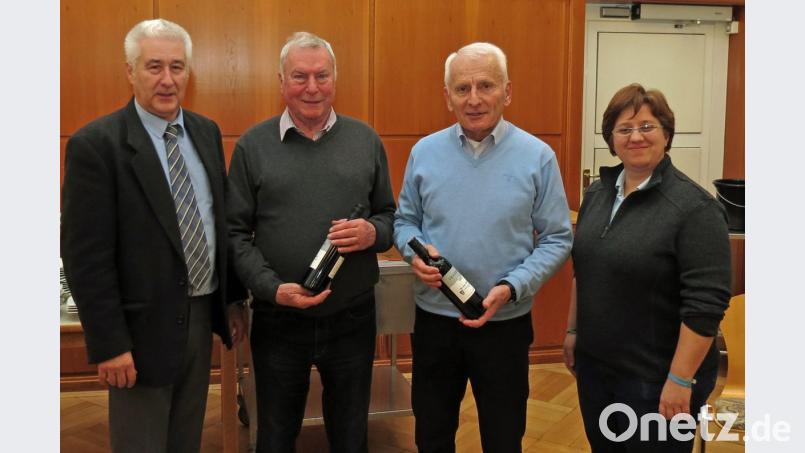 Stadtverbandspräsident Reinhard Meier (links) und Vizepräsidentin Andrea Glaubitz gratulieren dem SfL-Ehrenmitglied Hans Hiermaier (Zweiter von rechts) und Karl Zuber vom Postsportverein, die beide im Januar ihren 75. Geburtstag feiern. Bild: Dobmeier