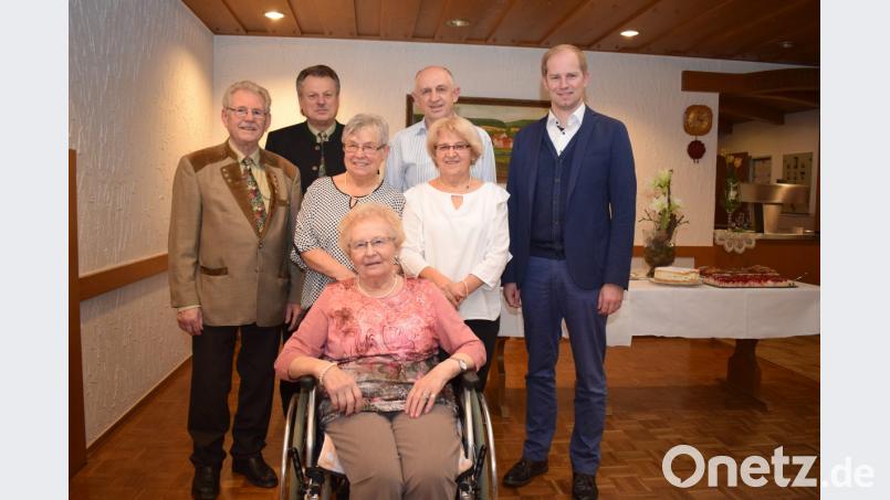 Gut aufgelegt feierte die Wirtin Barbara Schatz aus Oberköblitz ihren 90. Geburtstag. An ihrem Ehrentag gratulierten (von links): Robert Neblich und Erich Winter vom Schützenverein, die Töchter Margaretha und Christa, der Sohn Hans und Bürgermeister Konrad Kiener. Bild: bnr