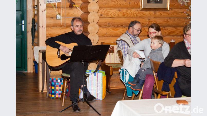 Roland Willecke begleitete den Gesang eines Friedensliedes auf der Gitarre. Bild: wgw