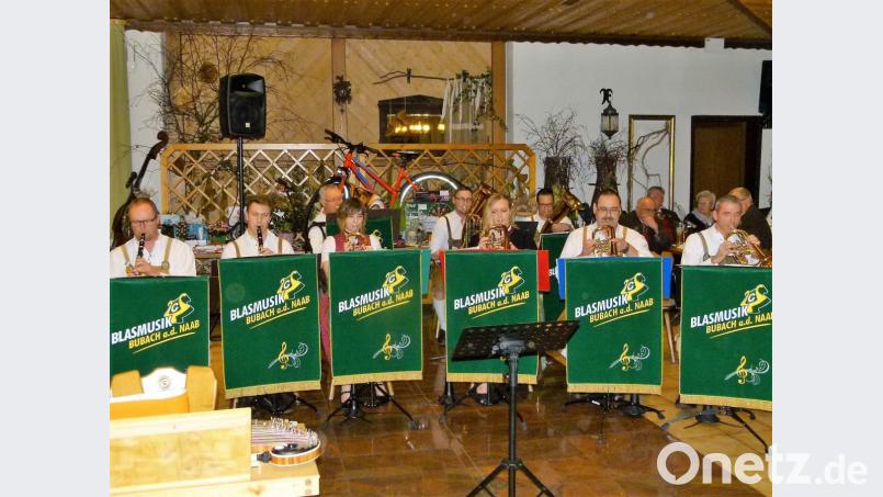 Mit zünftiger Musik eröffnete die Blasmusik Bubach das Benefizkonzert zu Gunsten krebskranker Kinder im Gasthaus Koller in Bubach. Bild: kga