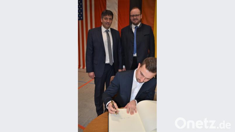 Kevin Heindl trägt sich in das goldene Buch der Stadt ein. Bild: rgr