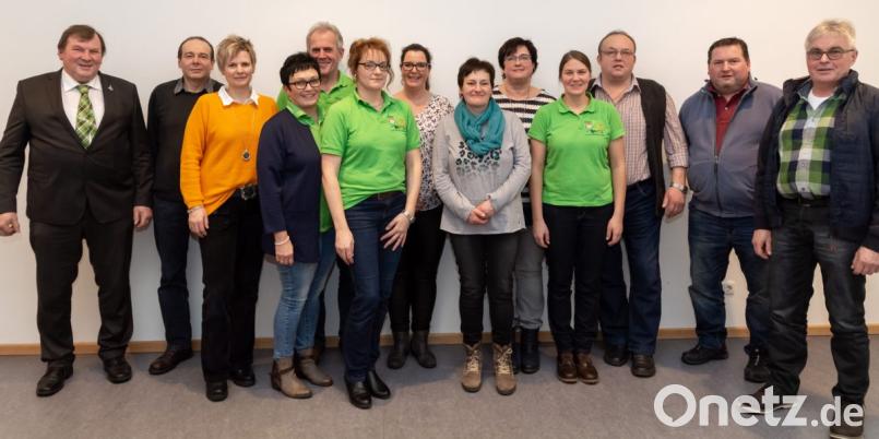 Mit einem engagierten Team schultert der Obst- und Gartenbauverein die anstehenden Aufgaben. Elfriede Hägler (Vierte von links) bleibt Vorsitzende. Ihr Pendant Manuela Bruckner (Siebte von links) gab ihr Amt ab. Sie führt nun die Kasse. Bruckners bisherige Aufgabe übernimmt Wolfgang Hägler (Dritter von rechts). Bild: exb