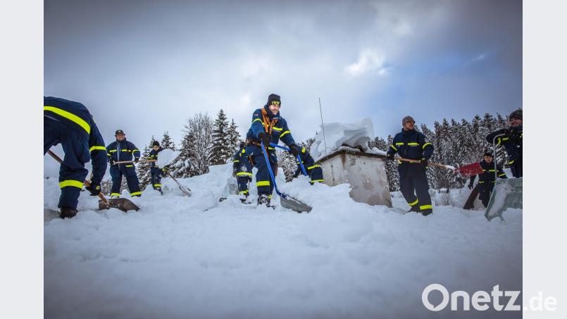 Mit “Schneehexen“ werden hunderte von Dächern von den Schneemassen befreit. Bild: Media Team/THW LV Bayern