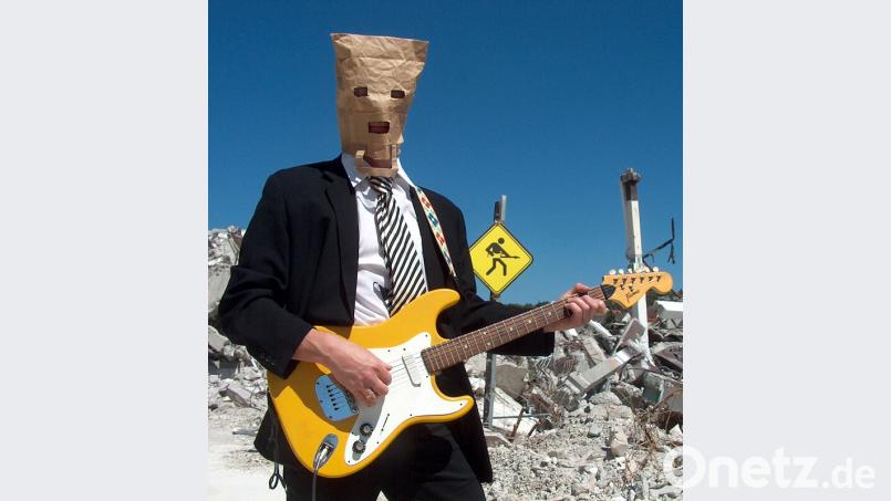 Hugo &quot;Shotter&quot; tritt mit seiner Band im Jugendtreff auf. Bild: exb