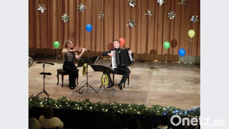 Mit Geige und Akkordeon musiziert ein außergewöhnliches Paar beim Neujahrskonzert im Josefshaus. Ulrike Straub und Daniel Zacher erfreuen damit ihre Zuhörer. Bild: ads