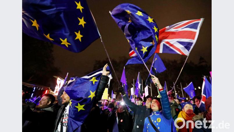 Anti-Brexit-Demonstranten reagieren, nachdem die Ergebnisse der Abstimmung über die Brexit-Vereinbarung von Premierministerin Theresa May bekannt werden. Das britische Parlament hat das Brexit-Abkommen abgelehnt. Bild: Foto: Frank Augstein/AP/dpa
