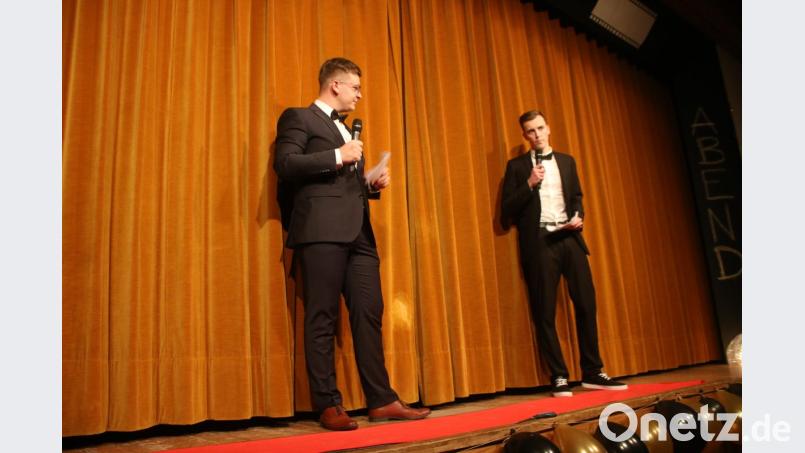 Daniel Wegmann und Lukas Uschold übernahmen die Moderation, da ihre Vorgänger die Cocktails in der Bar genossen. Bild: sne