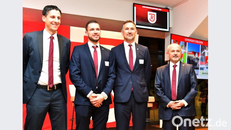 Den Schwung aus dem sportlich wie wirtschaftlich erfolgreichen Jahr 2018 will der SSV Jahn in die nächsten zwölf Monate mitnehmen: (von links) Geschäftsführer Christian Keller, Kapitän Marco Grüttner, Trainer Achim Beierlorzer und Vorstandsvorsitzender Hans Rothammer. Bild: A. Schwarzmeier