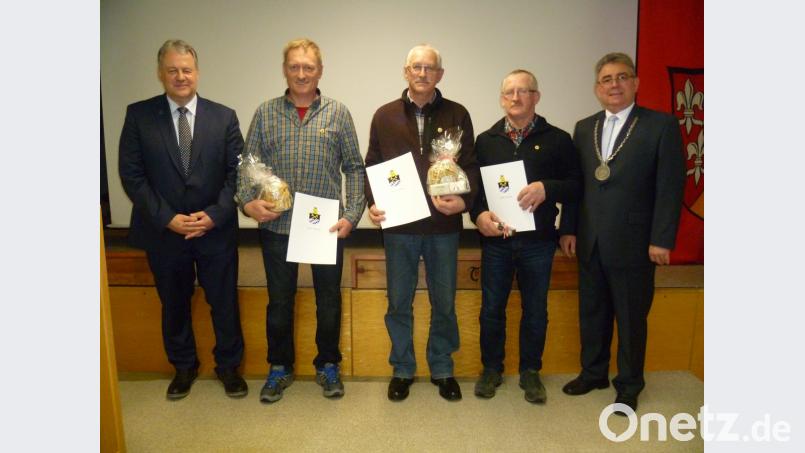 Stellvertretender BRK-Kreisvorsitzender Landrat Richard Reisinger (links) und Freihungs Bürgermeister Norbert Bücherl (rechts) ehren engagierte Blutspender (von links): Ludwig Kohl, Heinz-Peter Ertl und Otto Mägerl. Bild: usc