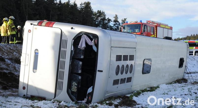 Die Feuerwehr muss erst Scheiben einschlagen, um die drei Passagiere und den Busfahrer befreien zu können. Bild: gf
