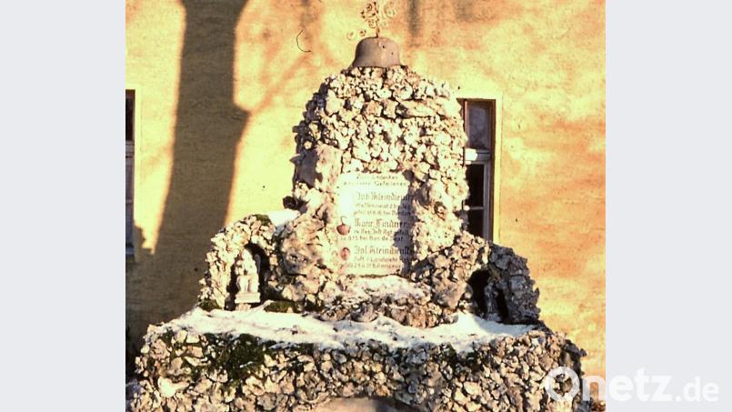 Im Nachlass eines verstorbenen Amberger Heimatfreundes hat Heimatpfleger Josef Schmaußer dieses Bild gefunden: Es zeigt das ehemalige Kriegerdenkmal von Haag. Bild: schß