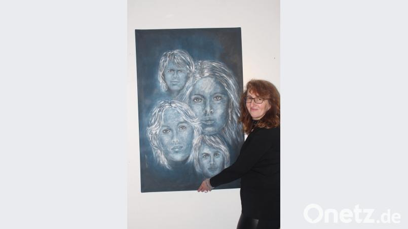 Ein Bild mit Porträts von Agnetha Fältskog, Björn Ulvaeus, Anni-Frid Lyngstad und Benny Andersson hört ebenfalls zu den Exponaten von Sandra Doß (rechts). Gemalt hat es die Tirschenreuther Hobbykünstlerin Hildegard Reber. Bild: luk