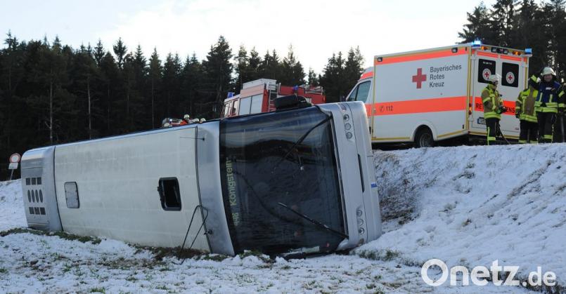 Am Bus, der einem im Landkreis Amberg-Sulzbach ansässigen Unternehmen gehört, entstand Totalschaden. Bild: gf