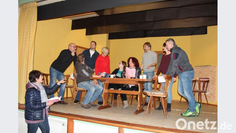 Der Kemnather Laien- und Passionsspielvereins probt seit wenigen Tagen ein neues Lustspiel. Es heißt: „Der vererbte Hochzeiter“, Regie führt Rita Brack (links). Bild: stg