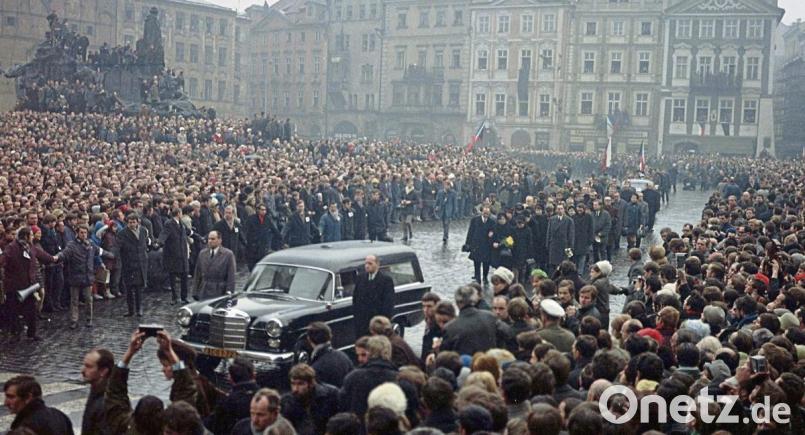 Die Aufnahme zeigt den Trauerzug für Jan Palach in der Prager Altstadt. Der damals 20-jährige tschechische Philosophie-Student hatte sich am 16. Januar 1969 auf dem Wenzelsplatz angezündet, um die Bevölkerung zum Protest gegen die Besatzer aus den Bruderstaaten zu bewegen. Bild: Jiri Finda/CTK/dpa