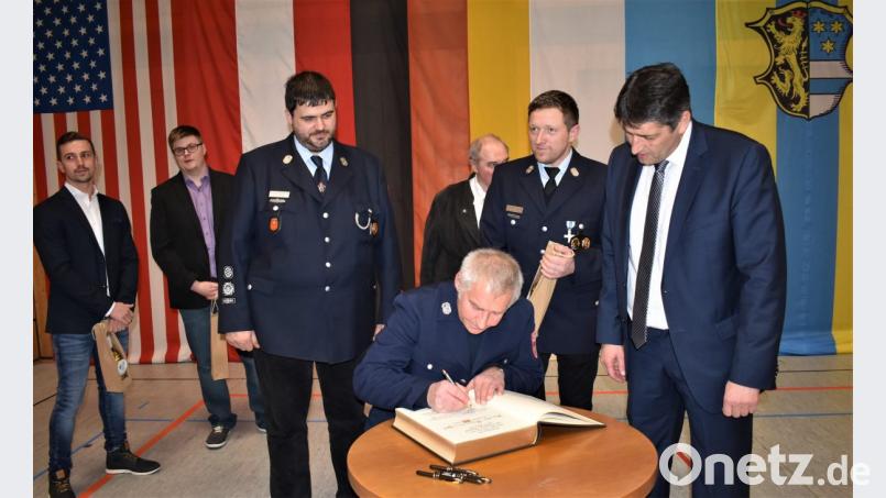 Manfred Dobmann trägt sich in das goldene Buch der Stadt ein. Bild: rgr