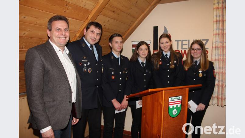 Bürgermeister Norbert Eckl und Jugendwart Klaus Pflug (von links) dankten den übungsfleißigsten Feuerwehranwärtern mit Gutscheinen für ihren Einsatz. Bild: frd