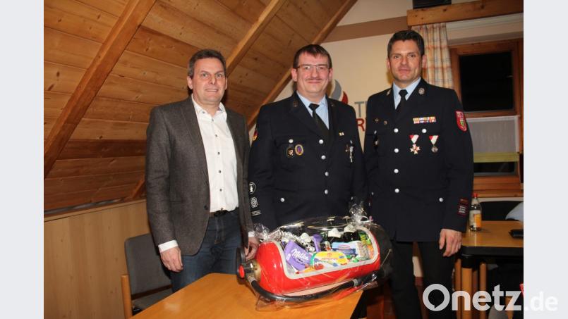 Kommandant Andreas Brandstätter (rechts) und Bürgermeister Norbert Eckl (links) dankten dem langjährigen Gerätewart Heinrich Deyerl (Mitte) für seine gründliche Arbeit. Bild: frd