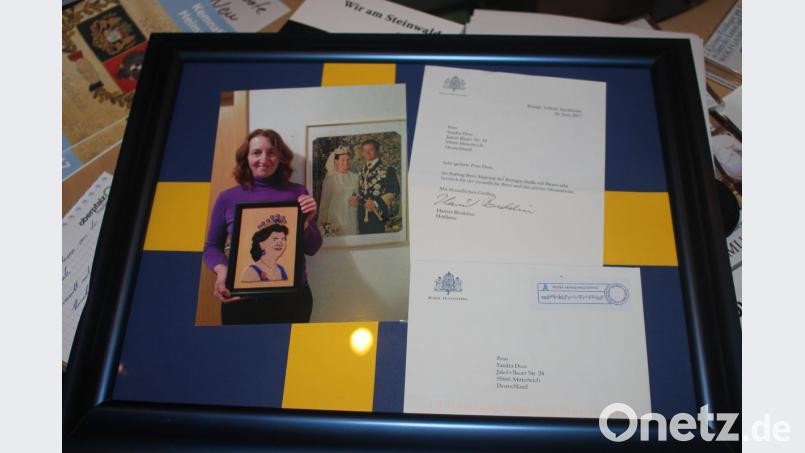 Sandra Doß zeigt das Mosikbild mit Königin Silvia, wofür sich die schwedische Monarchin bei der Mitterteicherin in einem Brief bedankt. Bild: luk