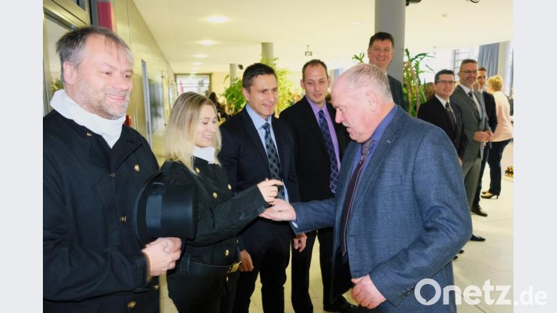 Das Kaminkehrer-Duo Roland und Lisa Gallitzendörfer und die CSU-Mannschaft heißen die Besucher des Neujahrsempfangs mit einem Glückscent willkommen. Bild: exb