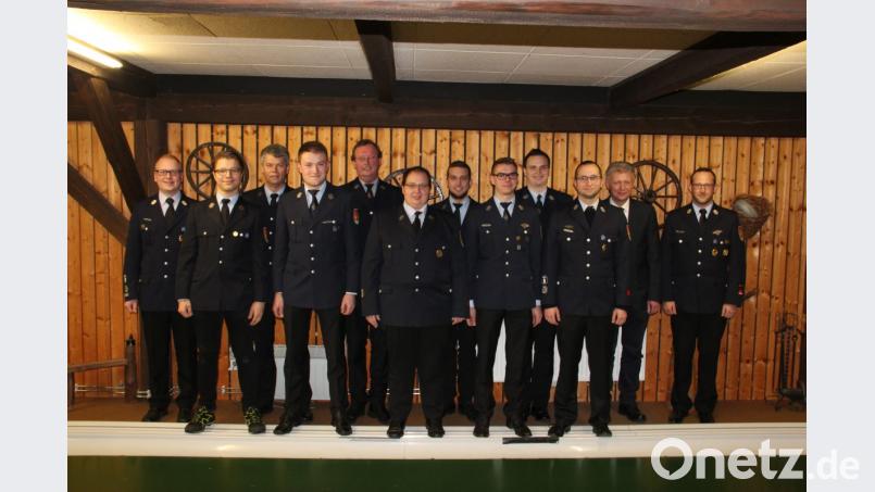 Die Kommandanten Christian Zölch (rechts) und Maximilian Haas (links) ehren und befördern zusammen mit Bürgermeister Lothar Müller (Zweiter von rechts) mehrere Plößberger Feuerwehrmänner. Bild: flt